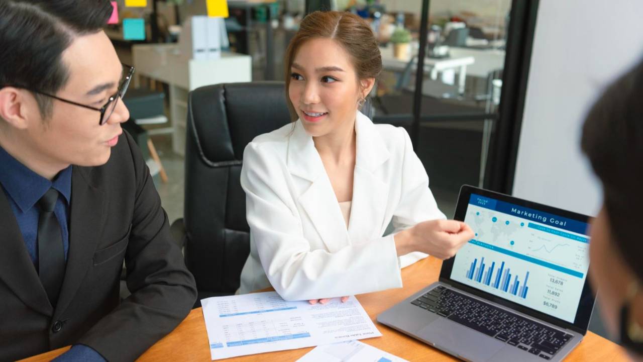 Strategic Impact Mastery: A Guide to Impactful Reporting MEKA-2148534651